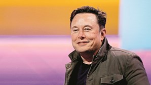 "Apeteceu-me dar um murro ao Kanye", diz Elon Musk após partilha polémica de cruz suástica