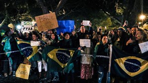 Encontro de Marcelo e Lula leva manifestantes pró e contra presidente eleito do Brasil a reunirem-se à porta de Belém 