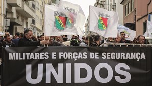 António Costa ignora manifestação de polícias e militares