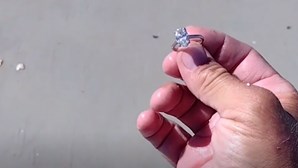 Homem descobre anel de diamante numa praia na Flórida