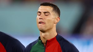 Cristiano Ronaldo emociona-se a cantar o hino nacional