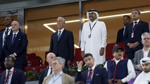 Marcelo assiste ao jogo de estreia da Seleção na tribuna ao lado do presidente da FIFA
