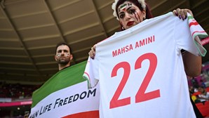 Adeptos do Irão protestam contra o governo nas bancadas do Mundial 2022