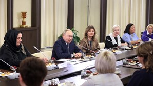 Presidente russo Vladimir Putin recebe mães de soldados mortos na guerra na Ucrânia