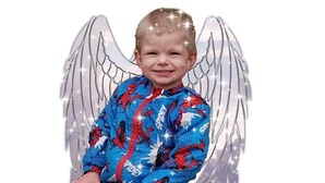 "O batimento cardíaco parou enquanto o abraçávamos": Menino de cinco anos morre após engolir um pionés