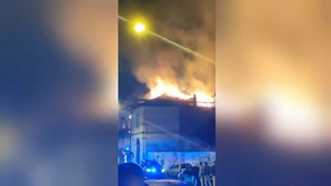 Incêndio deflagra em antiga esquadra da polícia em Lisboa