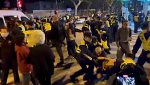 Protestos crescem na China contra estratégia de tolerância zero para combater a Covid-19