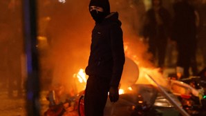 Polícia belga usa gás lacrimogéneo e fecha centro de Bruxelas para dispersar multidão envolvida em desacatos
