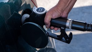 Preços dos combustíveis devem descer cinco cêntimos esta segunda-feira