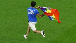 Adepto entra em campo com bandeira LGBTQ+ e interrompe jogo de Portugal frente ao Uruguai