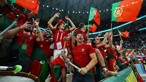 Adeptos acompanham vestidos a rigor o jogo entre Portugal e Uruguai
