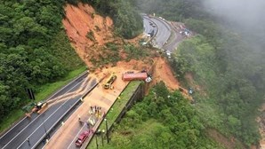 Deslizamento de terras deixa mais de 20 carros e camiões subterrados no Brasil