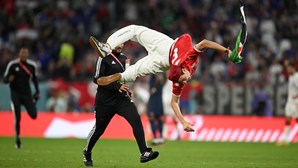 Adepto invade campo durante o jogo entre Tunísia e França para fazer piruetas no relvado