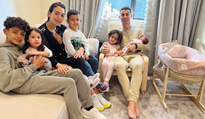 O casal com os cinco filhos: Cristiniano, 12 anos, Eva, Mateo e Alana, 5, e Bella Esmeralda, 7 meses