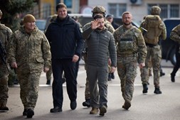 Zelensky visita Kherson após retirada das tropas russas