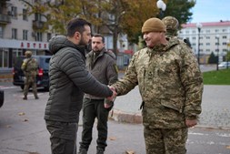 Zelensky visita Kherson após retirada das tropas russas