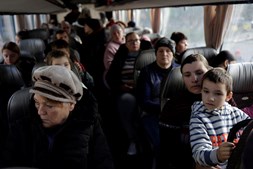 Habitantes de Kherson deixam a cidade por falta de condições 
