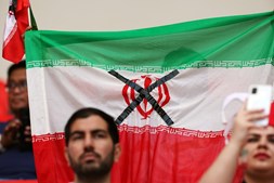 Adeptos do Irão protestam contra o governo nas bancadas