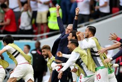 A festa de Carlos Queiroz após o Irão vencer Gales por 2-0 no Mundial