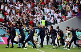 A festa de Carlos Queiroz após o Irão vencer Gales por 2-0 no Mundial