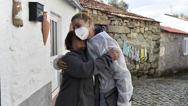 Maria José Santos é a única no País a dar amparo social e cuidados de saúde.