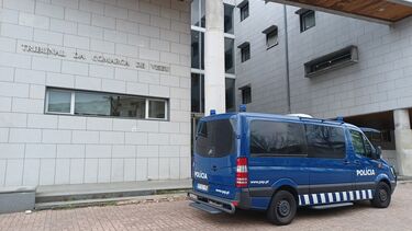 Menina forçada a ter sexo com o namorado da mãe porque era quem pagava as contas de casa