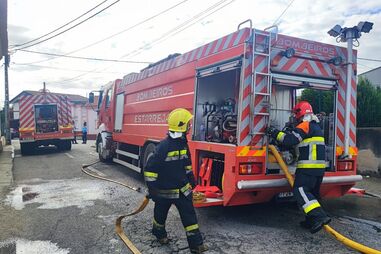 Armazém fica destruído após incêndio em Albergaria-a-velha