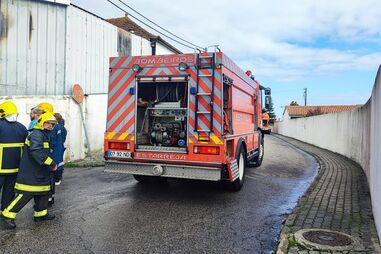 Armazém fica destruído após incêndio em Albergaria-a-velha