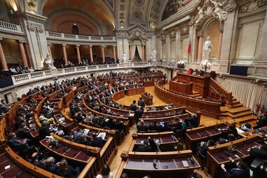 OE2024: Governo diz que não usou receita para brilharetes mas para colmatar "deficiências crónicas"