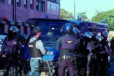 PSP cerca bairro em Lisboa por posse armas ilegais 