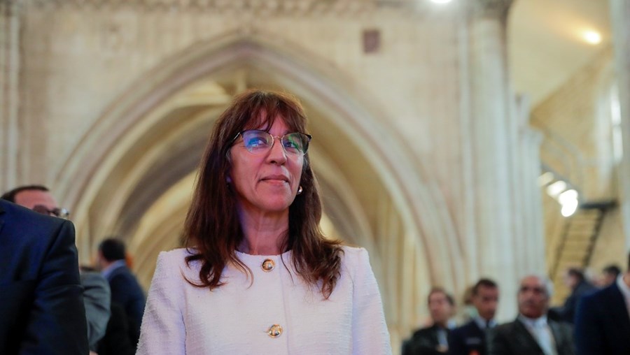 Helena Carreiras, ministra da Defesa, promete que vai cumprir a lei