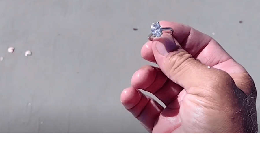 Anel de diamante encontrado na praia da Flórida