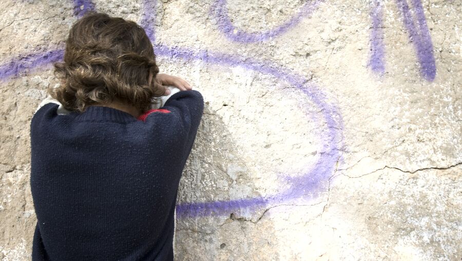 Menino, que sofre de autismo, foi agredido depois de urinar na rua