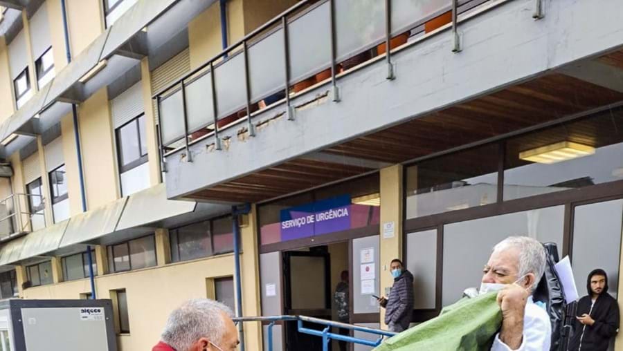 Doentes são expostos à chuva e  ao frio para acederem  às Urgências do Hospital de Torres Vedras.