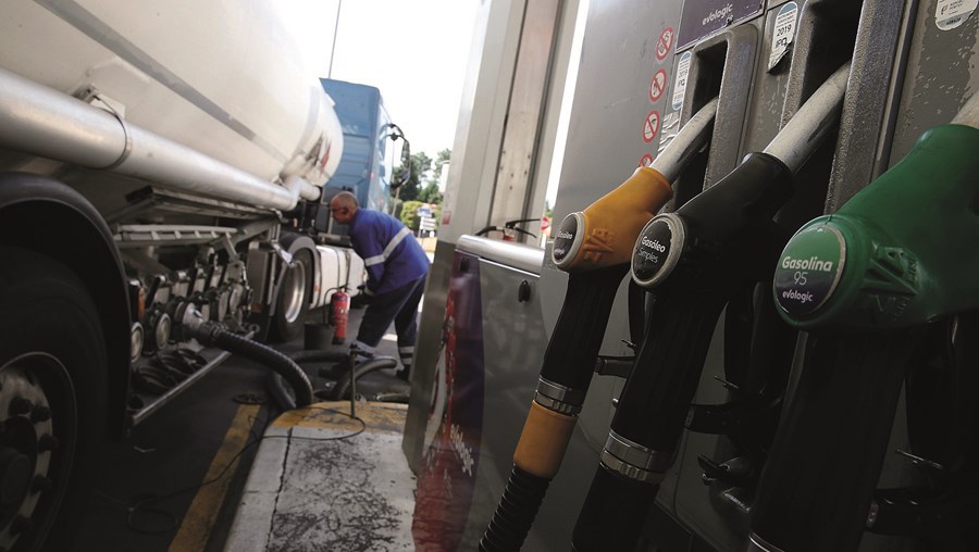 Gasolina e gasóleo vão baixar cinco cêntimos a partir de segunda-feira