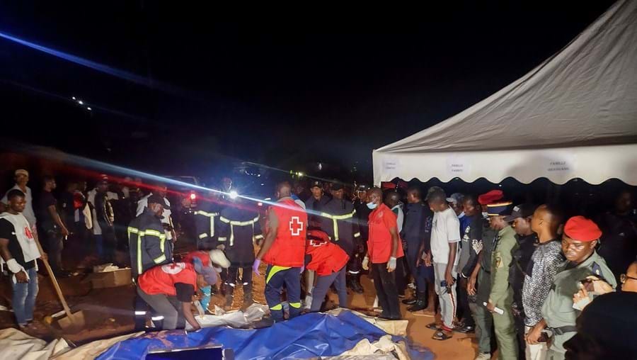 Equipa de resgate prepara-se para mover um corpo depois de um deslizamento de terras nos Camarões