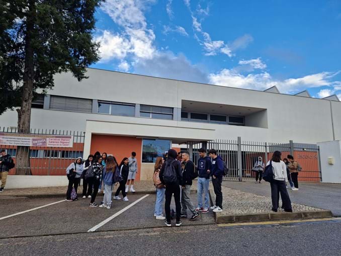 Escola em Portimão encerrada pelo terceiro dia consecutivo devido a greve  no ensino - Vídeos - Correio da Manhã
