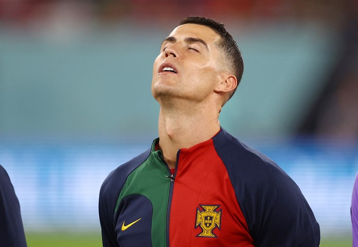 Cristiano Ronaldo emociona-se a cantar hino nacional