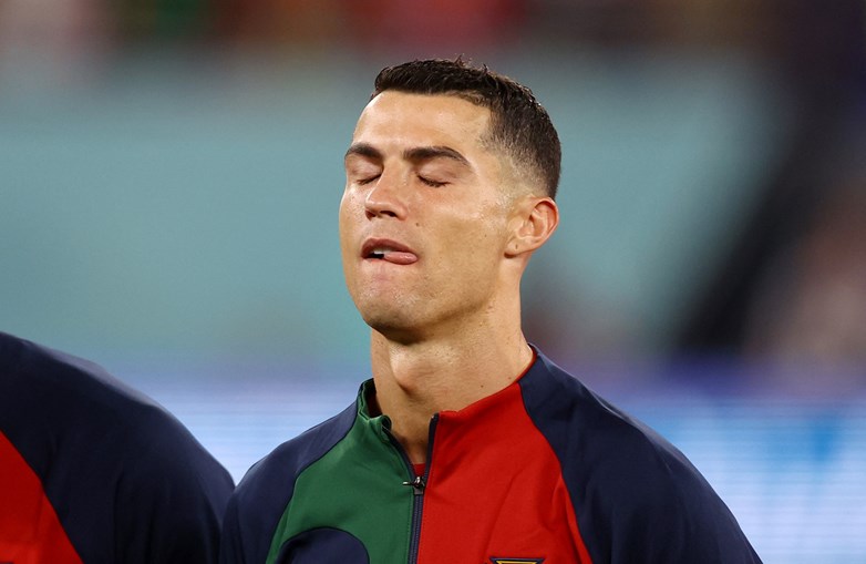 Cristiano Ronaldo emociona-se a cantar hino nacional