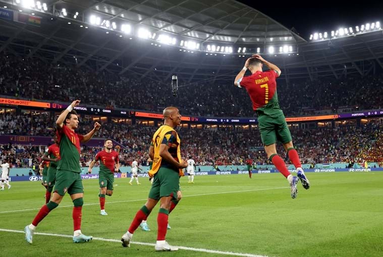 Ronaldo  voa no festejo  do 1-0, com João Mário e Félix por perto