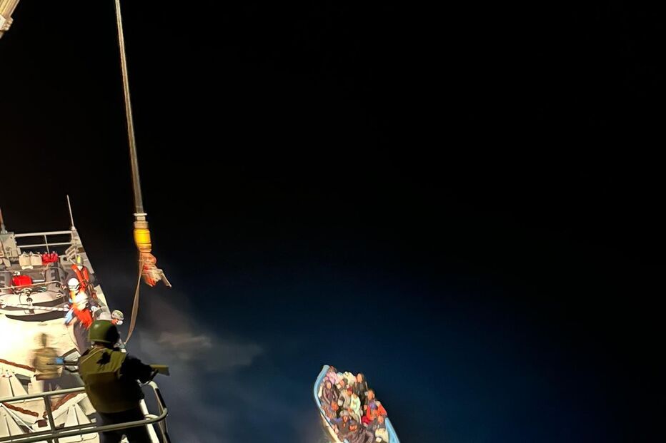 Marinha e Força Aérea Portuguesa resgatam embarcação de migrantes no Sul de Espanha