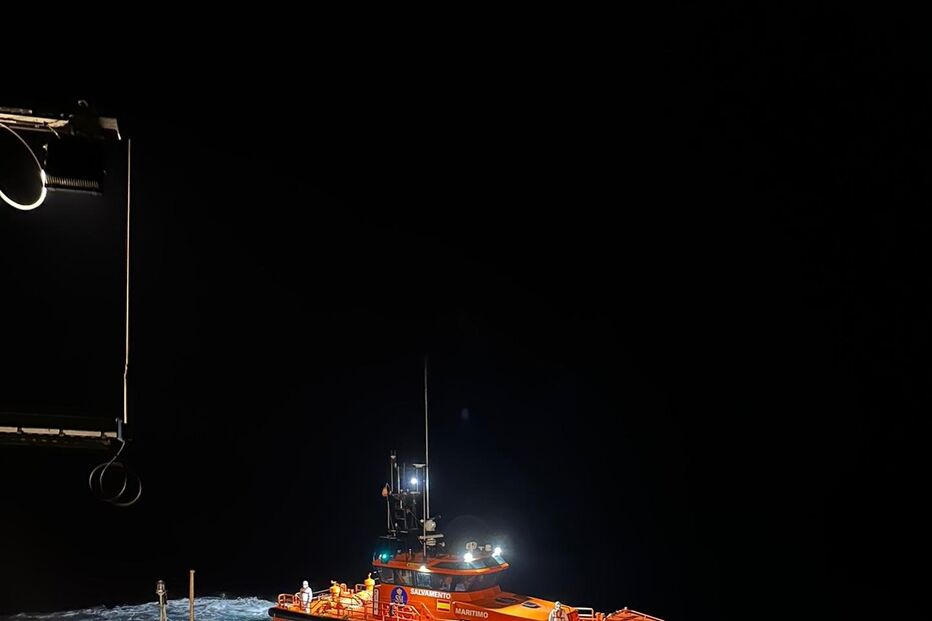 Marinha e Força Aérea Portuguesa resgatam embarcação de migrantes no Sul de Espanha