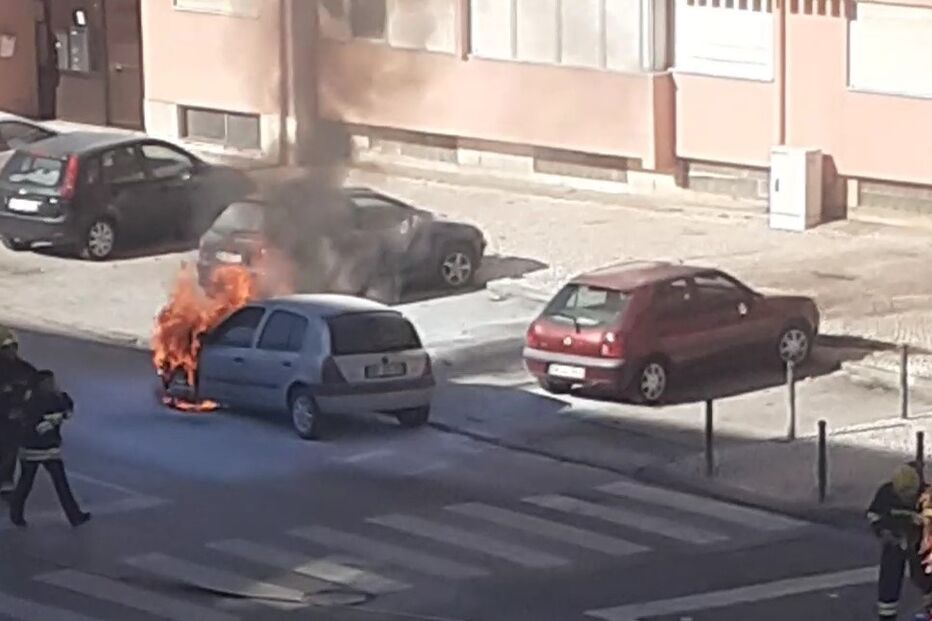 Carro a arder na Amora
