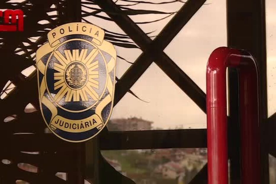 Homem mata mulher com x-ato à frente dos dois filhos em França