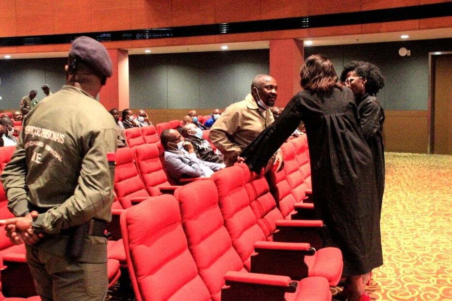 Major Lussaty em conversa com as advogadas no Julgamento