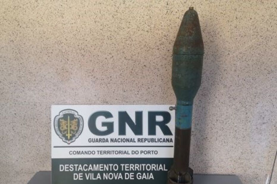 Mulher detida por tentar vender uma granada de morteiro militar numa plataforma online