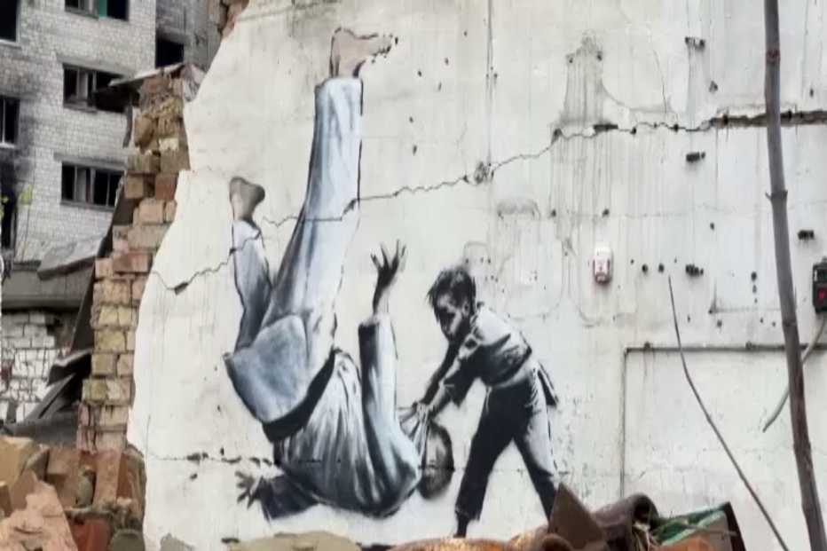 Banksy grafita parede de edifício em ruínas na Ucrânia