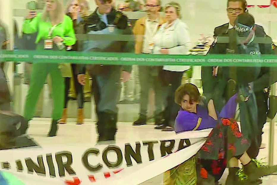 “Fora, fora Costa Silva”: Manifestantes ativistas invadem a Ordem dos Contabilistas