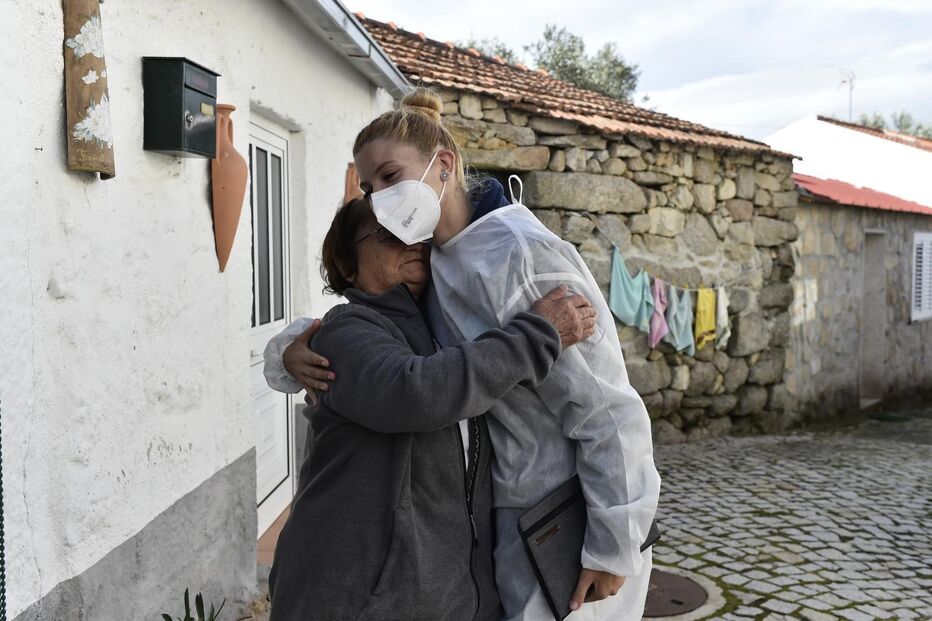 Maria José Santos é a única no País a dar amparo social e cuidados de saúde.