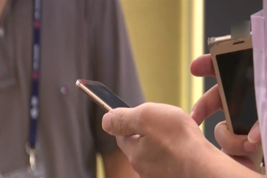 Vendas de telemóveis caem mas preços continuam a subir